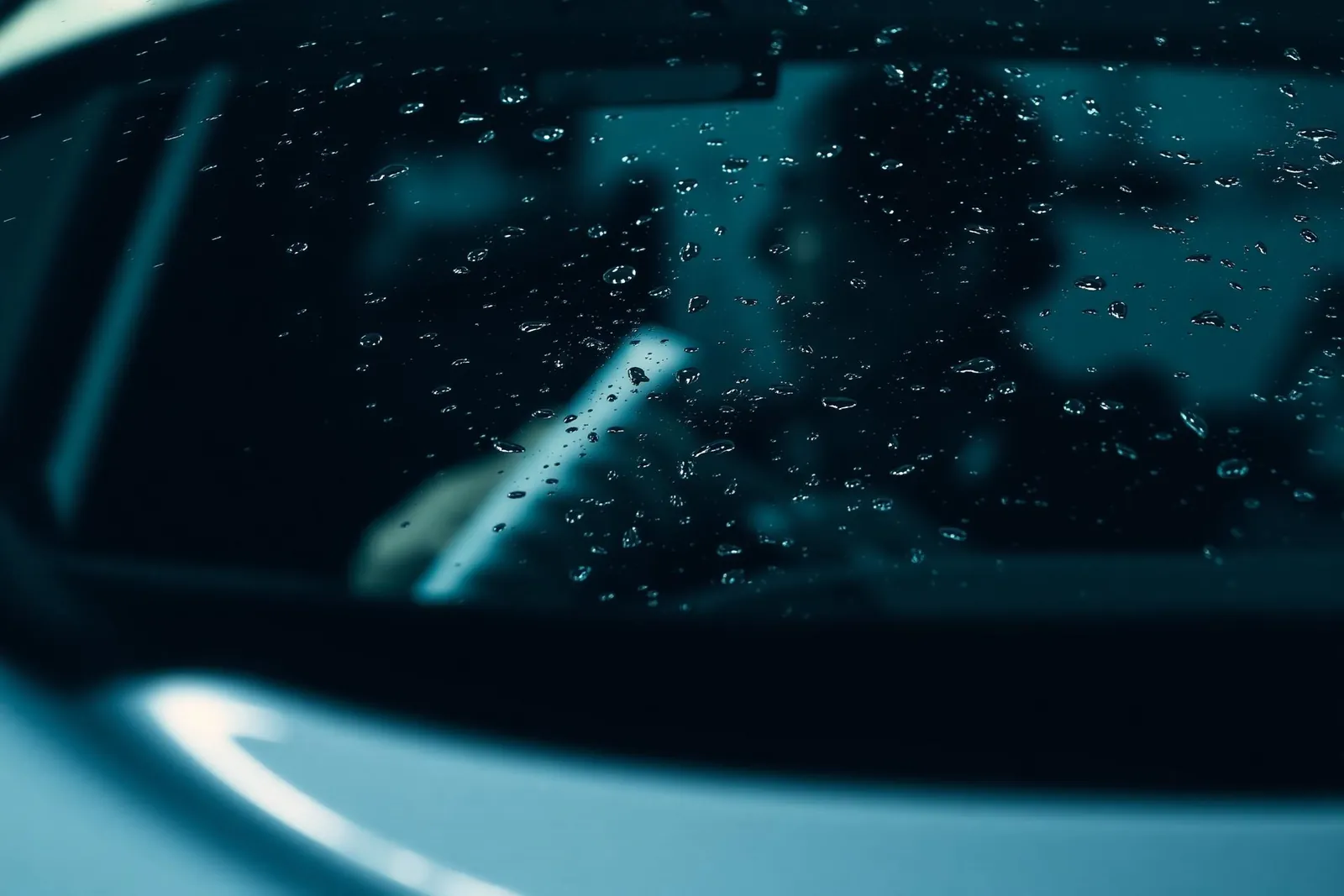 Pare-brise automobile, gouttes d'eau et reflets